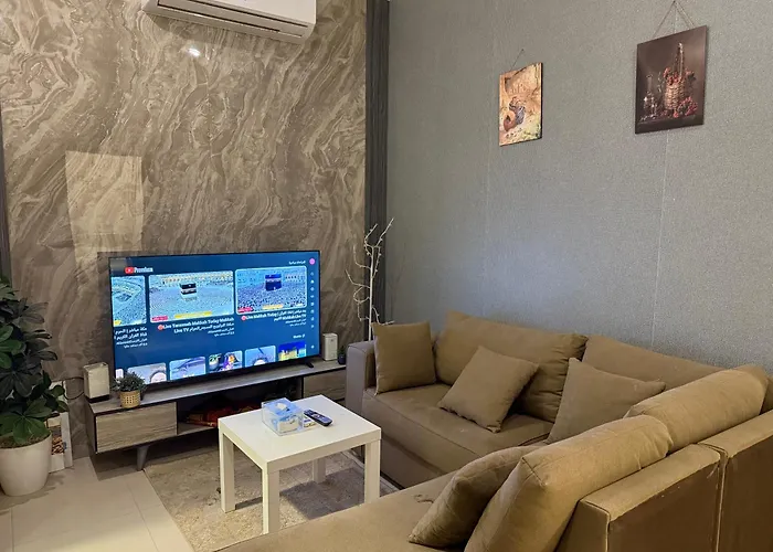 شقة بمدخل خاص وجلسة خارجية