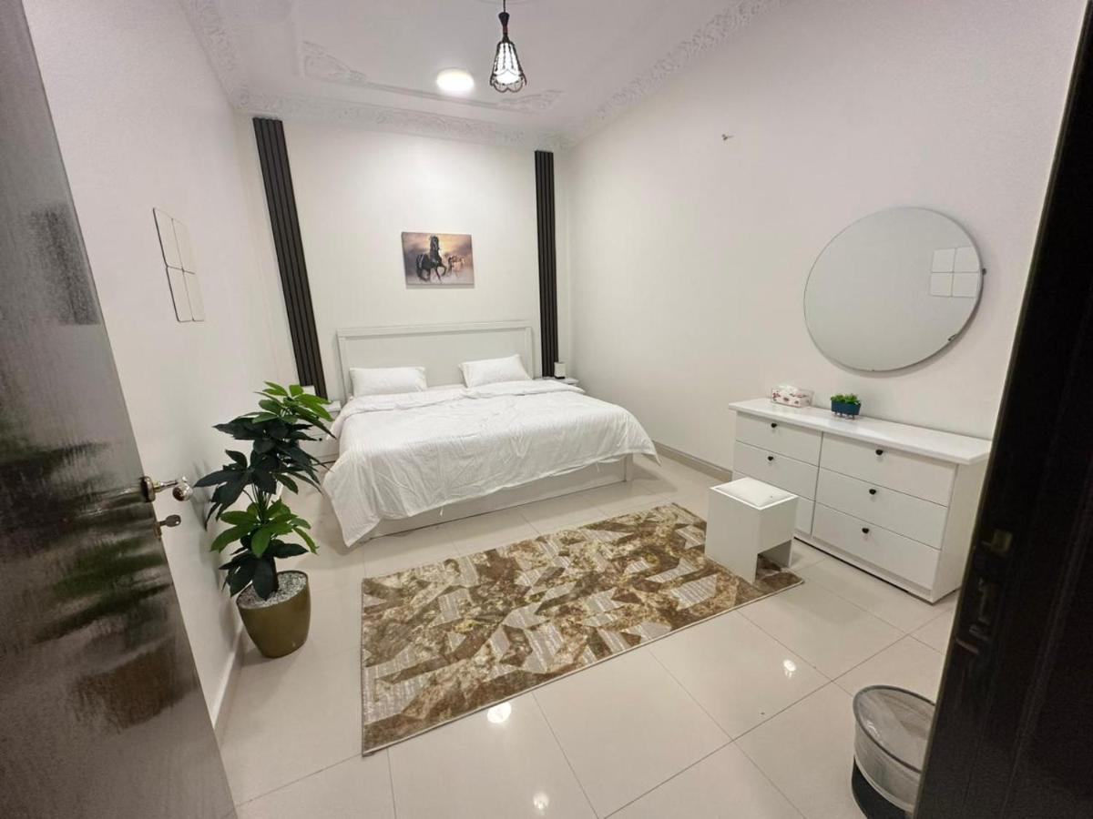 Apartment بمدخل خاص وجلسة خارجية *
