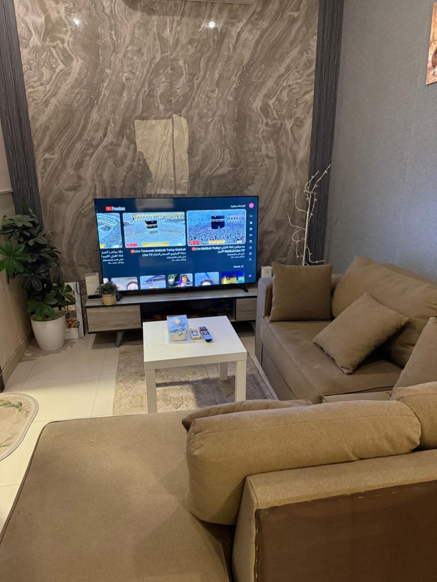 Apartment بمدخل خاص وجلسة خارجية *
